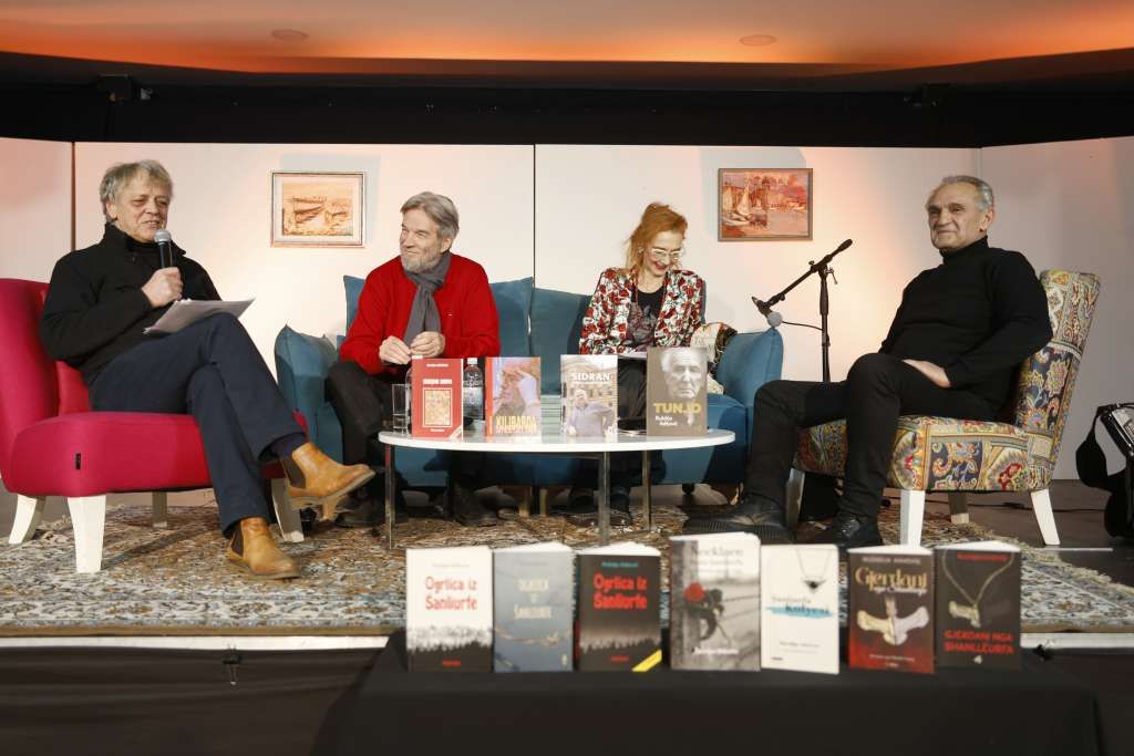 Gosti programa i promotori bili su književnik Željko Ivanković, novinar Dževdet Tuzlić i glumica Minka Muftić, koja je govorila odlomke iz Adžovićevih romana.