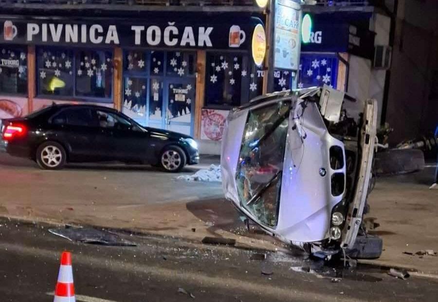 Od siline udarca automobili su uništeni a njihovi dijelovi su ostali rasuti po cesti.