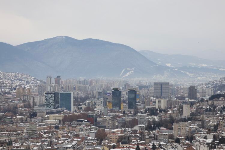 Kvalitet zraka je jučer bio dobar do umjereno zagađen na većini mjernih mjesta u Federaciji BiH. Povoljni meteorološki uslovi su pročistili zrak u Bosni i Hercegovini.