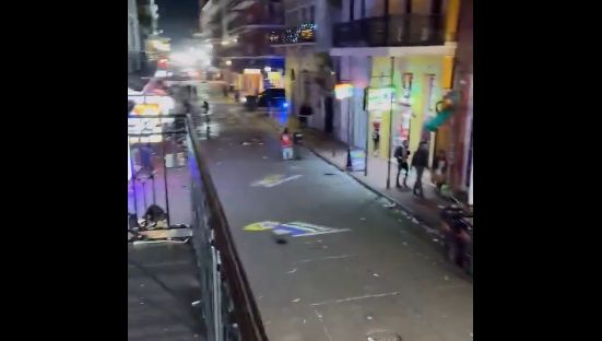 Kamion velikom brzinom udario u masu ljudi, a zatim je vozač izašao i počeo pucati iz oružja. Policija je uzvratila vatru.