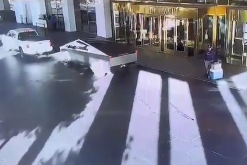 Video snimci objavljeni na društvenim mrežama prikazuju vozilo koje je progutao plamen u jeku više manjih eksplozija