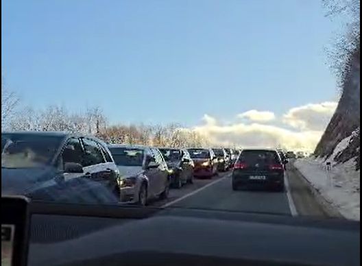 Duge kolone vozila iz pravca Bjelašnice prema Sarajevu: Naoružajte se strpljenjem