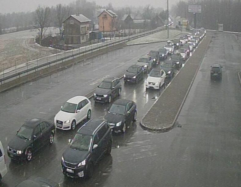 U zapadnim i sjeverozapadnim krajevima jutros pada slab i umjeren snijeg, tako da se na pojedinim pravcima zadržava na kolovozu.