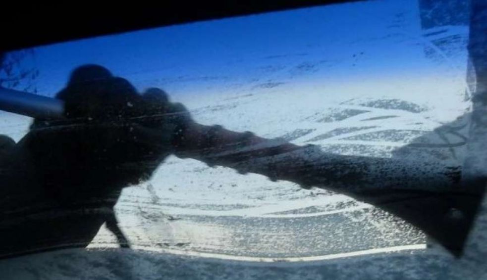 Tečnost za kiseljenje može se nanijeti na vjetrobran i druge staklene površine vašeg automobila kako bi se spriječilo nakupljanje leda 