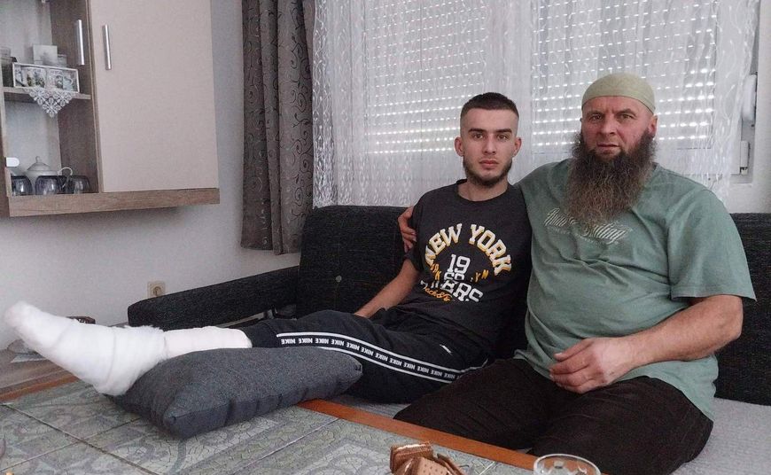 Sve moje dove su za Ahmeda, da sretno otputuje u Istanbul i da operacije uspiju ako Bog da, govori majka Amela kroz suze