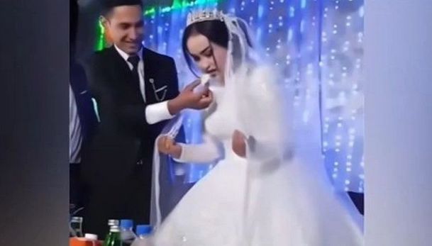 Svatovi pored su ga odmah zadržali, ali se on uprkos tome opirao i ponovo nasrtao na nju. U čudu, mlada je samo stajala i posmatrala, kada se snimak završio.