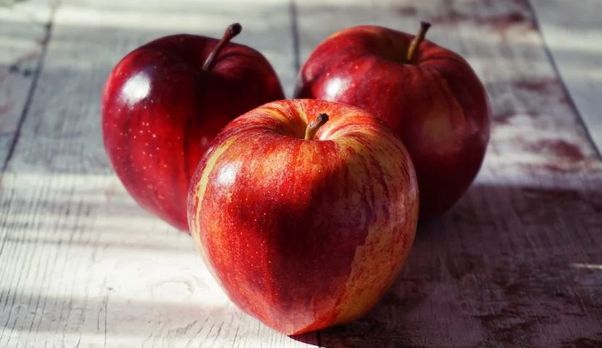 Ako tražite savršen zimski desert koji će unijeti toplinu u vašu kuću, ove mirisne i aromatične pečene jabuke su pravi izbor. 