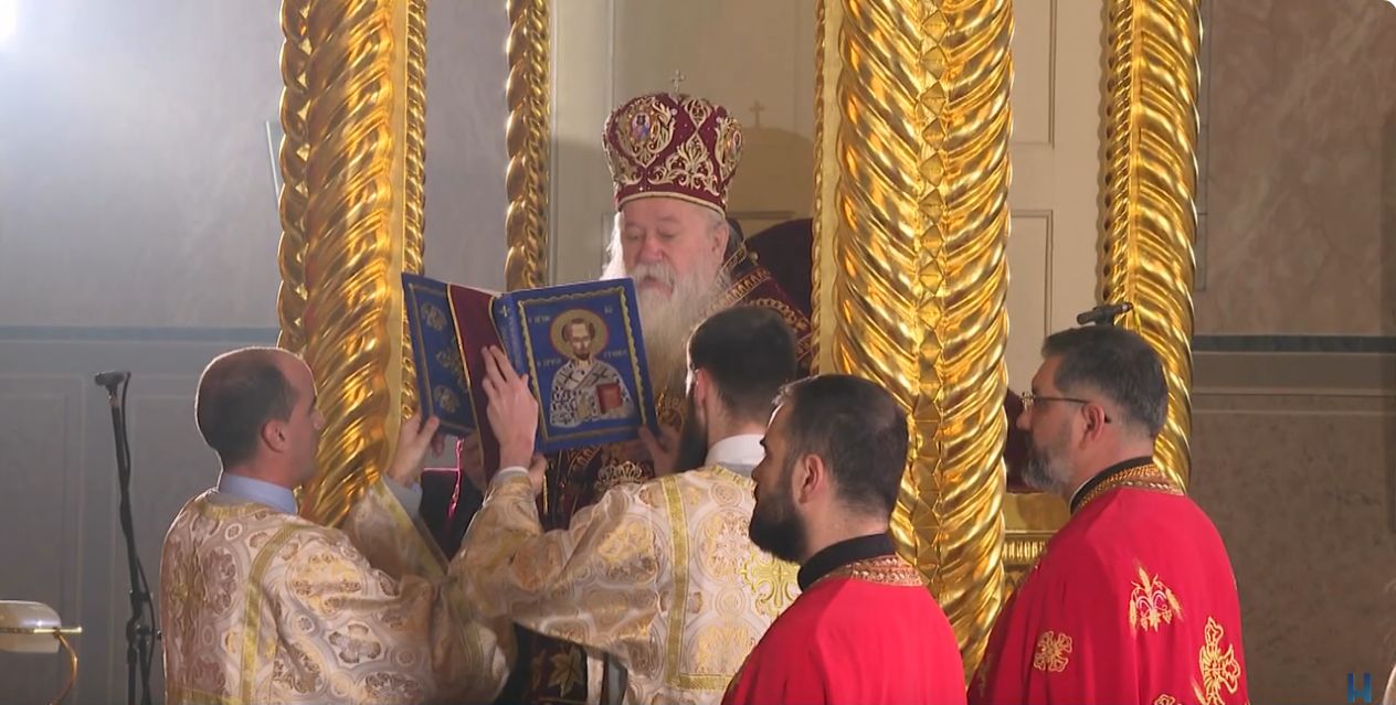 Vjernici su zapalili svijeće, prema vjeri i običaju, za duše pokojnih, ali i kako bi se približili Hristu i Bogu