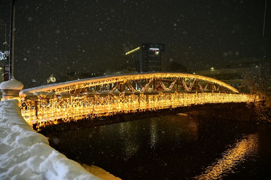 Vandali su u prethodne dvije noći sa mostova u Sarajevu ukrali dekorativnu rasvjetu koja je postavljena za božićne i novogodišnje praznike.