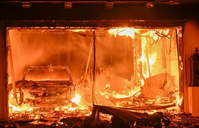 Najnoviji koji je izbio je Sunset Fire u Hollywood Hillsu, gdje su izdane naredbe za evakuaciju.