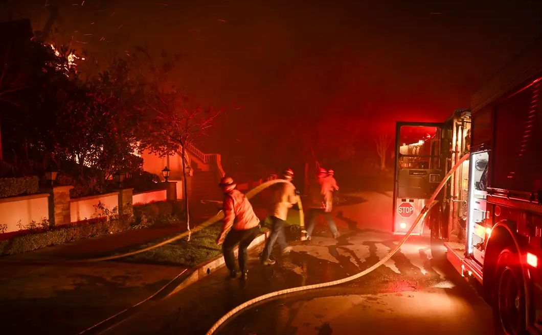 Najnoviji koji je izbio je Sunset Fire u Hollywood Hillsu, gdje su izdane naredbe za evakuaciju.