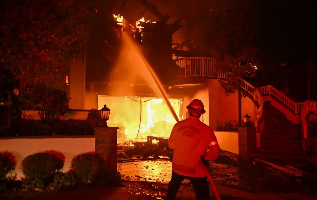 Los Angelesom hara najrazorniji požar u historiji, Biden zbog katastrofe otkazao posjetu Italiji