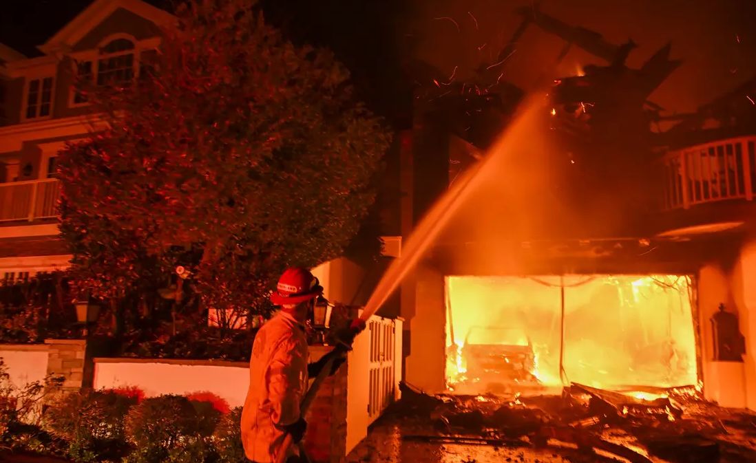 Nešto se zlokobno dešava u Americi: Dok Los Angeles gori, druge dijelove pogodila nezapamćena oluja