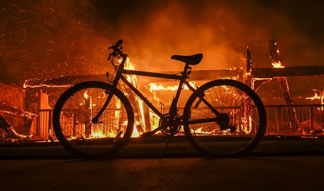 Los Angelesom hara najrazorniji požar u historiji, Biden zbog katastrofe otkazao posjetu Italiji