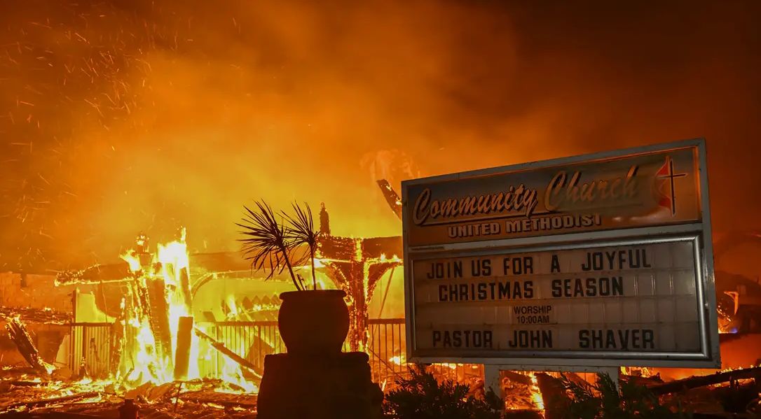 Najnoviji koji je izbio je Sunset Fire u Hollywood Hillsu, gdje su izdane naredbe za evakuaciju.