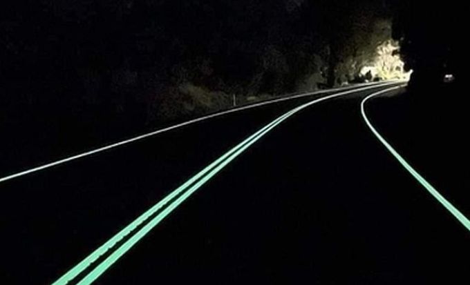 Australska firma Tarmac Linemarkin izvela je probno označavanje dijela otvorene ceste u Australiji bojom koja svijetli u mraku kako bi se povećala sigurnost u prometu.