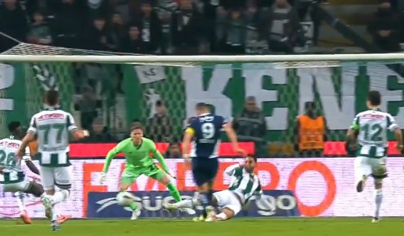 Fenerbahce je trenutno drugi na tabeli sa osam bodova manje od Galatasaraya