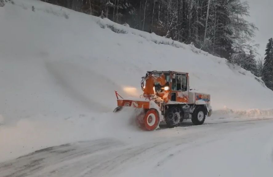 Na visoravni Krnovo puše jak sjeverni vjetar koji gotovo trenutno stvori velike namete koji odmah blokiraju sve automobile