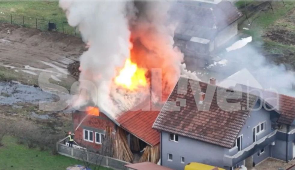 Na terenu su pripadnici PVD Lukavac koji rade na gašenju požara   