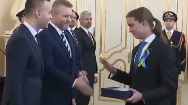 Predsjednik Pellegrini izjavio je tokom svoje posjete Italiji kako je odgojen na takav način da bi se rukovao sa svima u svojoj političkoj karijeri