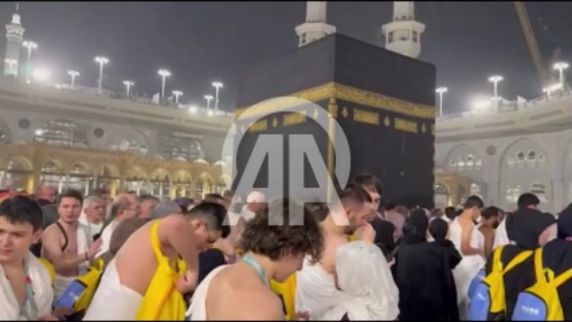 Neočekivana kiša, rijedak događaj u tipično sušnoj Mekki, donijela je radost i iznenađenje