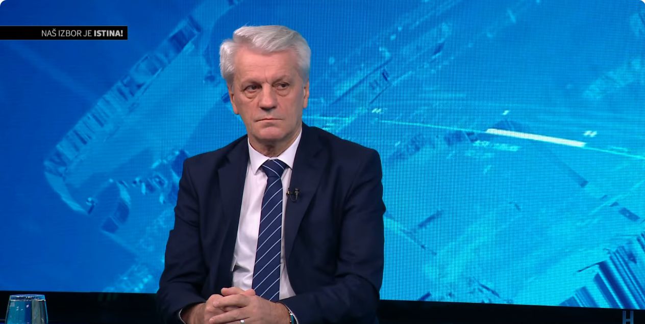 I danas bijemo bitke, samo je oruđe drugo. Oni što htješe da dijele, neće nas pustiti dugo. 