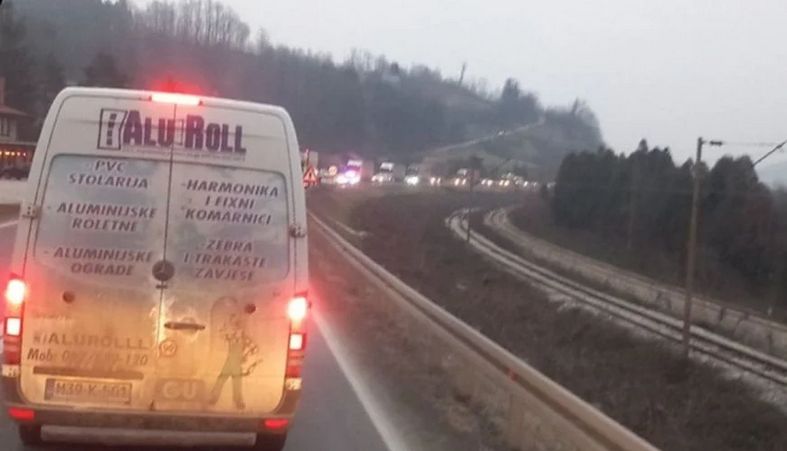 Saobraćajna nesreća se dogodila na magistralnom putu M-17 u mjestu Donje Ravne u blizini Žepča u 16.15 sati.