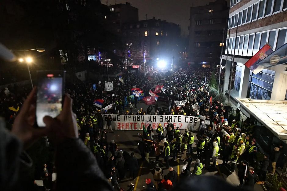 Uz 15 minuta tišine i bljesak svjetala okupljeni simbolično razbijaju medijski mrak, stvarajući veličanstvenu sliku jedinstva građana i studenata