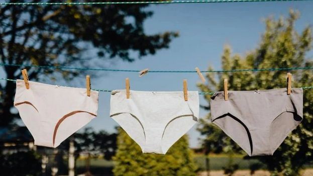 Znate li koliko često treba mijenjati donje rublje? Većina ljudi smatra da je ispravan odgovor svakodnevno. Ali, većina medicinara zapravo kaže nešto drugo.