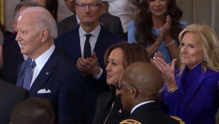 Trump završio s obraćanjem: Počinje zlatno doba Amerike, proglasit ću vanredno stanje