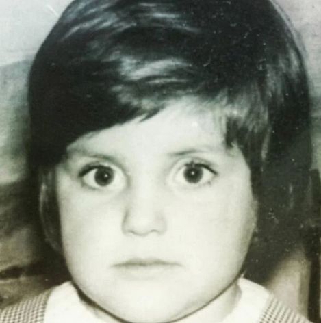 Na ovoj fotografiji, koju je objavio povodom svog 47. rođendana, gotovo je nemoguće prepoznati popularnog Tarika, jer je tada bio samo dječačić.