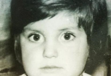 Na ovoj fotografiji, koju je objavio povodom svog 47. rođendana, gotovo je nemoguće prepoznati popularnog Tarika, jer je tada bio samo dječačić.