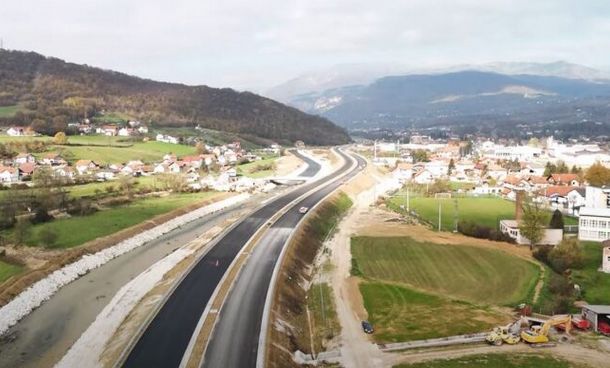 Postupci vrijedni stotine hiljada maraka, pa čak i multimilionski dodjeljuju se direktno bez ikakvog nadmetanja koristeći član 23, stav (b) ili (c) Zakona kao osnov