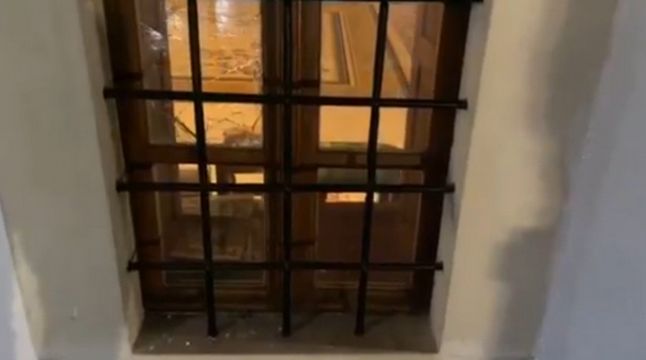 Srećom, povrijeđenih nije bilo, ali je na oknu prozora, na kojem je razbijeno stalo, prouzrokovana materijalna šteta