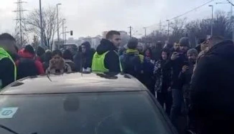 Incident se desio oko 15:00 sati, a prema prvim informacijama građani su oštetili automobil vozača