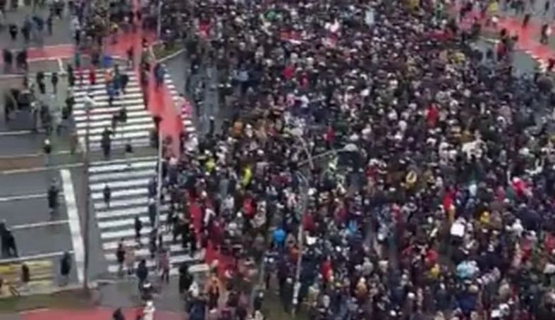 Demonstranti se kreću sa nekoliko lokacija i pridružuju se protestu
