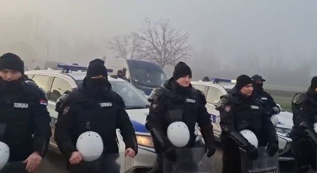 Traktori ušli u Novi Sad, žandarmerija se povukla