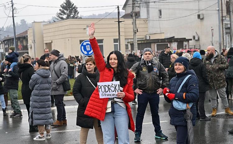 Srbijanski studenti najavili su za danas blokadu Autokomande, jedne od najprometnijih raskrsnica u Beogradu. Blokada će, kako su najavili, trajati 24 sata.