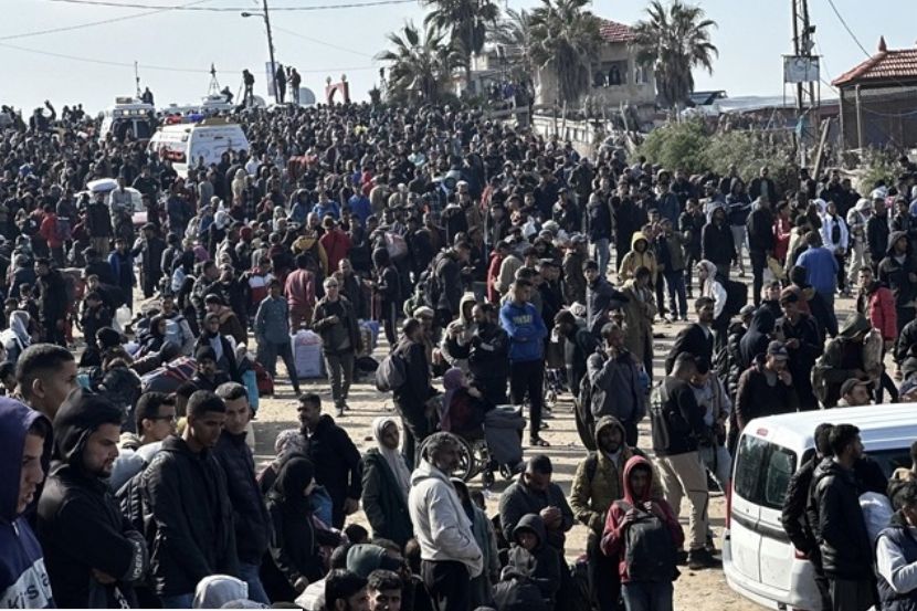 Palestinski aktivisti na društvenim mrežama postavili su snimke ljudi koji skandiraju i slave dok se vraćaju u svoja naselja