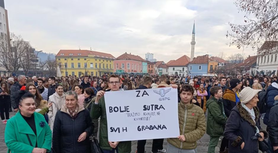 Studenti i učenici sa područja Tuzlanskog kantona (TK) održali su protestno okupljanje zbog poskupljenja cijena prijevoza za 30 posto.