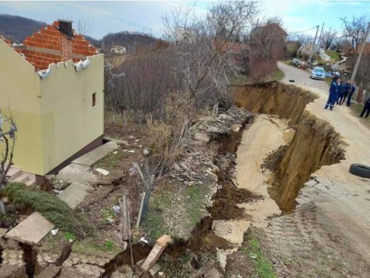 Glavni put, koji povezuje sela sa administrativnim centrom opštine Ugljevik, doživio je ozbiljna oštećenja zbog dugogodišnjeg iskopavanja uglja