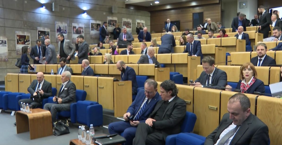  Iako po hitnom postupku, danas usvajanje nije bilo hitno, već je glasanje odgođeno za sutra. 