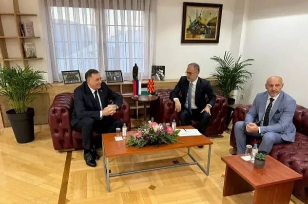 Isticanje zastave jednog entiteta, bez državne zastave Bosne i Hercegovine podrška je Dodikovoj antibosanskoj, separatističkoj politici, navode