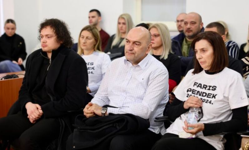 Nakon toga je iz vozila pesnicom udario dvojicu, a potom i pištoljem, te ispalio hitac koji je usmrtio Pendeka, koji je sjedio na zadnjem sjedištu.