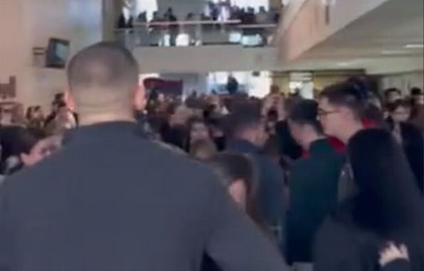 Učenici Gimnazije nisu mogli učestvovati u protestu koji su danas organizovali studenti Univerziteta u Banjoj Luci, jer je uprava škole zaključala ulazna vrata.