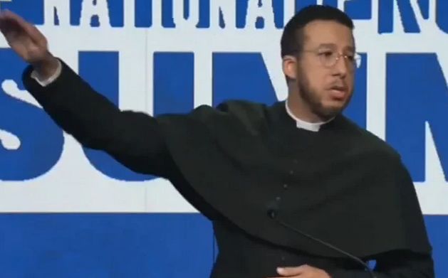 Robinson je uvjeravao da nije nacista. Tvrdio je da se tim gestom želio narugati "histeričnim liberalima koji su Elona Muska nazvali nacistom".