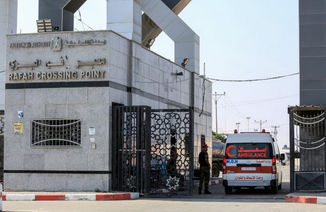 Ljudima će za sada biti dozvoljeno da putuju samo u jednom pravcu, od Gaze do Egipta, rekli su zvaničnici Hamasa