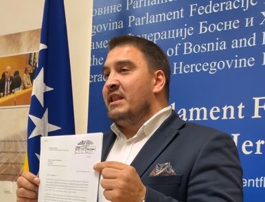 U Parlamentu Federacije BiH u toku je press-konferencija zbog odluke o izjašnjavanju za izbor sudija Ustavnog suda FBiH