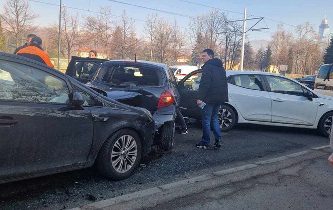 Kako javljaju čitatelji portala Hayat.ba, udes je prouzrokovao veliku gužvu u saobraćaju koji će se odvijati sporije
