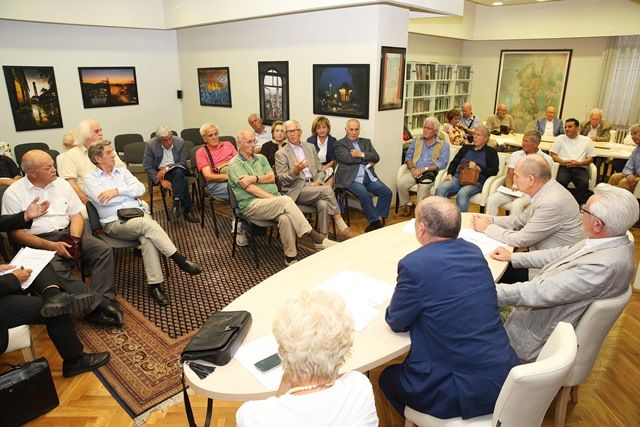 Vijeće Kongresa bošnjačkih intelektualaca predstavlja najbrojniju organizaciju civilnog društva bošnjačke provenijencije u Bosni i Hercegovini, sa više od 200 članova